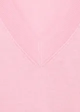 Jersey de punto fino con cuello en pico y manga larga, de diseño recto y corte clásico.