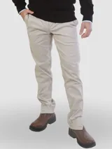 Pantalón de campo de gabardina con lycra, corte recto y bolsillos laterales.