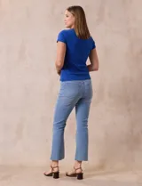 Remera color beige de rib, marca Tahari, con cuello redondo a la base y mangas cortas.