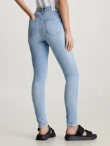 Jeans skinny tiro alto Calvin Klein, color celeste claro, confeccionados con denim elástico y fibras recicladas.