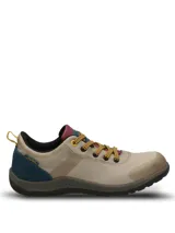 Championes de estilo outdoor en color beige, con detalles en azul, amarillo y bordó. Presentan un diseño impermeable con capellada textil transpirable, cierre de cordones y suela de goma de doble densidad para mayor amortiguación.