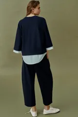Pantalón balloon de algodón color crudo, con tiro medio, cintura elástica ajustable con cordón y bolsillos laterales.