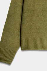 Jersey de punto de tacto suave, color azul eléctrico, con cuello redondo y manga larga. Presenta acabados en rib en cuello, puños y ruedo.