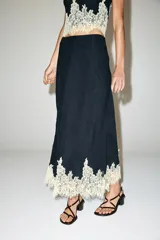 Falda midi azul marino con efecto arrugado y detalle de encaje en el ruedo. Cuenta con cintura elástica y forro interior.