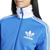 Chaqueta deportiva Adidas Beckenbauer color celeste con cuello, puños y ruedo blancos. Presenta cierre frontal, bolsillos laterales con cierre y las tres líneas características de la marca en color blanco sobre las mangas.