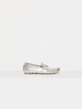 Mocasín plateado de cuero vacuno flor con textura crocco y acabado brillante. Incluye aplique metálico en forma de corazón sobre el frente y suela de goma.