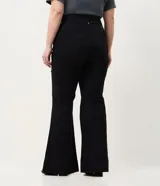 Pantalón de jean corte flare color negro, con cintura estructurada, bolsillos funcionales y recortes frontales con remaches brillantes.