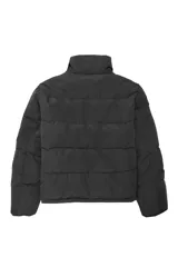 Campera acolchada de color negro con cuello alto, cierre frontal de cremallera y diseño de paneles horizontales. Cuenta con mangas largas y bolsillos laterales funcionales.