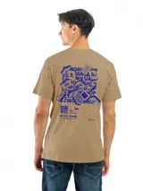 Remera de manga corta y cuello redondo, color gris oscuro o carbón, con un estampado circular blanco en el pecho que contiene texto y un logo.