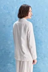Blazer negro de corte relajado, con solapa clásica y cierre frontal.