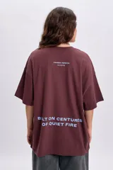 Remera oversize color bordó con estampa tipográfica en celeste en la parte trasera.