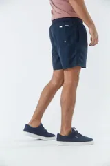 Short de baño liso color salmón, con cintura elástica ajustable mediante cordón, dos bolsillos laterales y un bolsillo posterior.