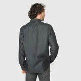 Camisa de denim gris con efecto lavado, manga larga, cuello clásico y dos bolsillos frontales con solapa.