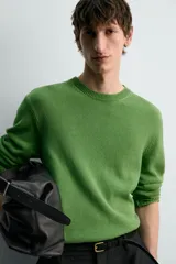 Jersey relaxed fit de punto tejido en hilatura con mezcla de algodón y lino, color verde, con cuello redondo y manga larga, y acabados en rib.