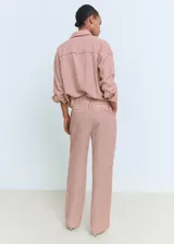 Pantalón recto de tiro medio con diseño de rayas y detalle de pinzas, forro interior y bolsillos laterales y traseros.