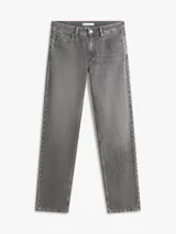 Jeans de corte recto y talle medio, confeccionados en denim color gris. Presentan cierre de botón con cremallera y diseño clásico de cinco bolsillos.