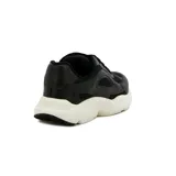 Championes deportivos de mujer color crema, estilo chunky/dad sneaker, con capellada combinada de malla transpirable y recortes sintéticos. Poseen cordones y un detalle metálico dorado en los mismos. La suela es gruesa y voluminosa.