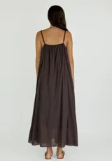 Vestido largo de tirantes finos, con escote en V y detalle de puntilla en el borde. Presenta un diseño holgado y fluido con caída suave.