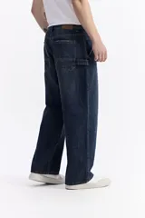Pantalón de jean con corte super baggy, de tiro medio, con diseño amplio y holgado en piernas y cadera.