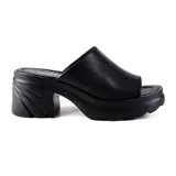 Sandalia tipo mule color negro, con plataforma y taco ancho.