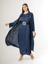 Kimono largo azul marino confeccionado en viscosa, con bordes de satén, diseño fluido y mangas amplias.