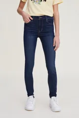 Jeans de tiro alto Levi's 720 High Rise Super Skinny de calce ajustado en cadera y muslos, pierna súper ajustada y confeccionados con denim stretch.