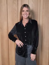 Camisa de corte clásico confeccionada en terciopelo negro, con cuello camisero, cierre frontal de botones y mangas largas con puños abotonados.
