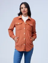 Sobrecamisa color ladrillo de tejido soft, marca Workshop. Tiene cuello de camisa, abertura central con botones, bolsillos delanteros y corte recto.