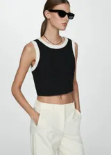 Top corto negro con ribetes blancos en cuello y sisas.