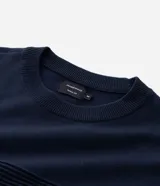 Suéter de punto para hombre en color azul marino, con cuello redondo y textura acanalada en el pecho y las mangas. Diseñado por Marfinno.