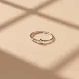 Anillo minimalista de plata 925 con un pequeño dije en forma de estrella en el centro.