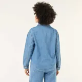 Camisa de jean de manga larga en tono azul medio, con cuello camisero, escote en V profundo y un bolsillo aplicado en el pecho.