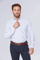 Camisa casual celeste de manga larga con diseño a rayas finas, cuello con botones y bolsillo ojal en el pecho con logo bordado.