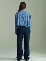Camisa negra de algodón con mangas largas, cuello camisero y detalles de ribetes estampados a cuadros en los hombros, puños y aberturas de botones.