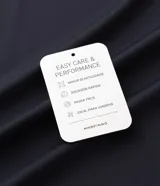 Camisa polo masculina de manga corta, confeccionada en tejido técnico de poliamida con elastano. Presenta cuello inglés con cierre de botones y diseño liso en color marrón, con tecnología de secado rápido y confort térmico.