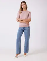 Buzo de tejido fino en color azul marino, con cuello redondo y mangas cortas con puños acanalados.