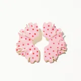 Par de caravanas con forma de flor, color rosa con lunares rojos y borde dorado.