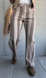 Jean de tiro medio con diseño de rayas verticales en tonos beige y marrón, corte recto y con elastano.