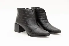 Botín de cuero negro con textura croco, punta fina y taco cuadrado de 6 cm.