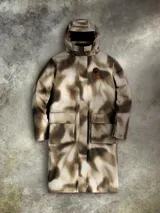 Campera tipo parka 3 en 1 de edición especial inspirada en Star Wars, con estampado de camuflaje en tonos tierra. Cuenta con capucha ajustable y extraíble, cierre frontal bidireccional, bolsillos frontales con solapa y tecnología impermeable y transpirable. Incluye insignia de la Alianza Rebelde en el pecho.
