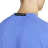 Remera de training Adidas color celeste con logo negro en el pecho y cuello con la inscripción "Training" repetida.