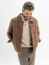 Campera de jean sobreteñida en color marrón, con corte regular fit, cuello clásico y cierre frontal mediante botones metálicos. Presenta bolsillos frontales con solapa y bolsillos laterales.