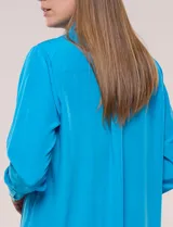 Camisa de satén blanca de la marca Floral & Ivy, con cuello con solapa, cierre frontal de botones, manga larga con puño ancho y bolsillo aplicado en el pecho.