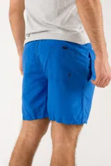 Short de baño color azul, con cintura elástica, bolsillos laterales y un bolsillo trasero. Confeccionado en tejido ligero de secado rápido con logo bordado.