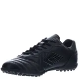 Championes de fútbol Umbro modelo Touch TF, diseñados para cancha de césped sintético. Presentan un diseño bicolor en blanco y negro, con el logo de la marca en el lateral y lengüeta. Cuentan con cierre de cordones y suela de goma con relieve para mayor tracción.