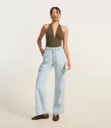 Pantalón de jean de corte recto y tiro alto, con bolsillos cargo laterales, trabillas en la cintura y cierre frontal con botón y cremallera.