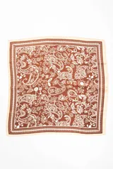 Bandana de diseño cuadrado en tono marrón y blanco con estampado de arabescos y flores, con bordes en color marfil.