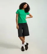 Remera básica de cuello redondo y manga corta con detalle de dobladillo, confeccionada en algodón suave.