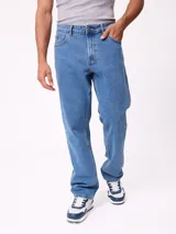 Jean de corte recto en color azul claro, con diseño clásico de cinco bolsillos, cierre frontal con botón y costuras reforzadas.