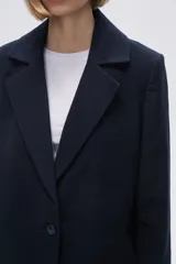 Tapado de corte sastrero en color azul marino, con solapas clásicas, cierre frontal de un botón y bolsillos laterales ocultos.